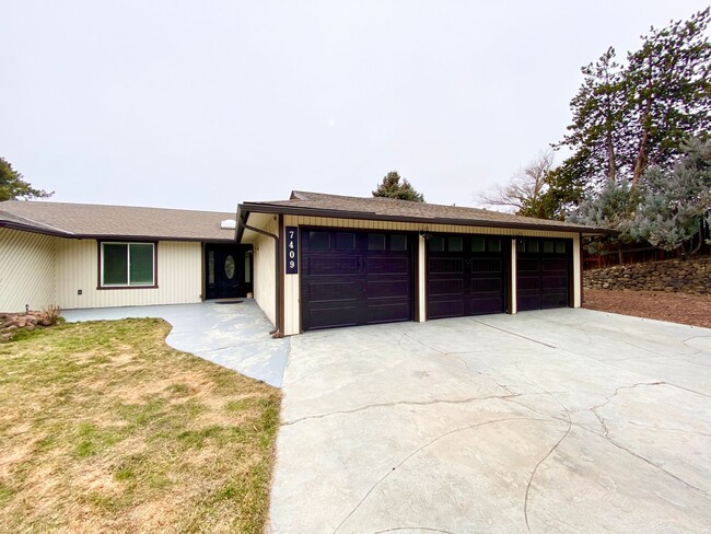 Building Photo - West Valley Home with Stunning Views