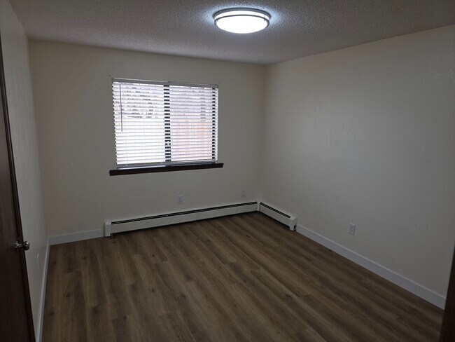 Building Photo - Remodeled 2 Bedroom, 1 Bathroom Apartment- Close to shopping!