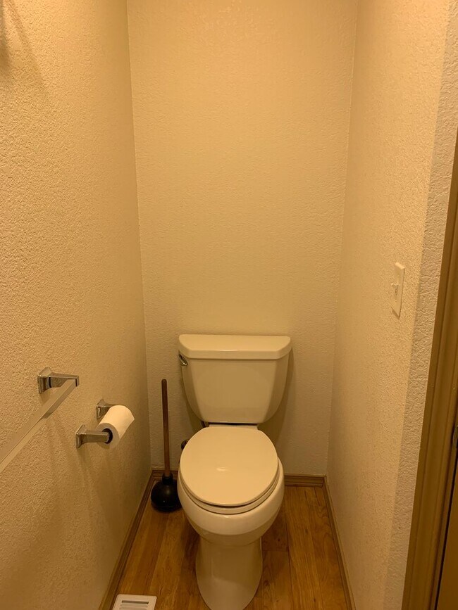 Building Photo - AVAILABLE NOW!! West side - 2 Bdrm, 1 Bath