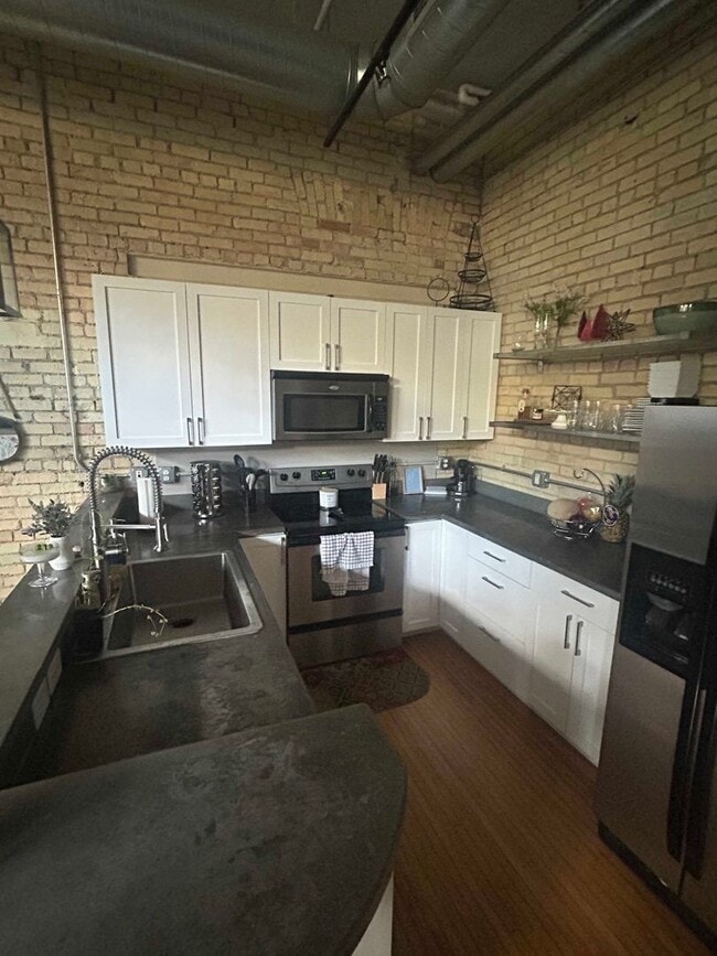 Building Photo - 2 bed/ 1 bath corner condo