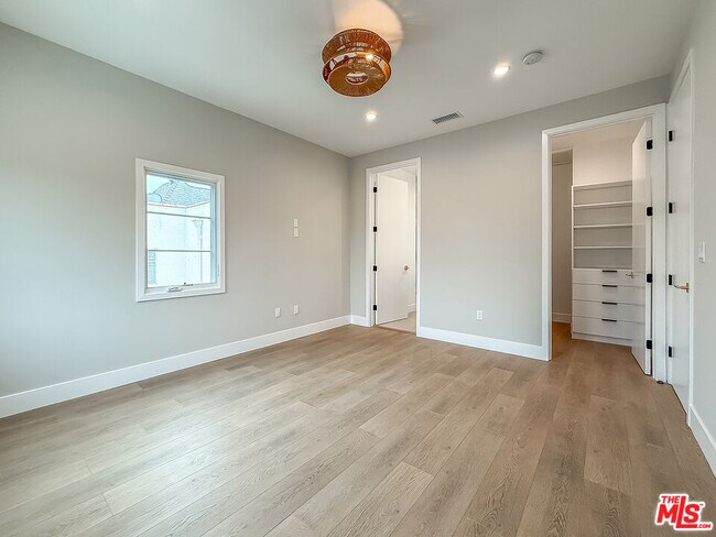 Building Photo - 150 N Arnaz Dr