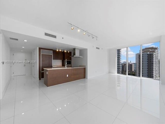 Building Photo - 495 Brickell Ave