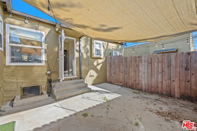 Building Photo - 1332 Ocean Park Blvd