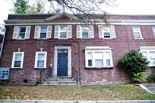 Building Photo - 816 Taylor St NE