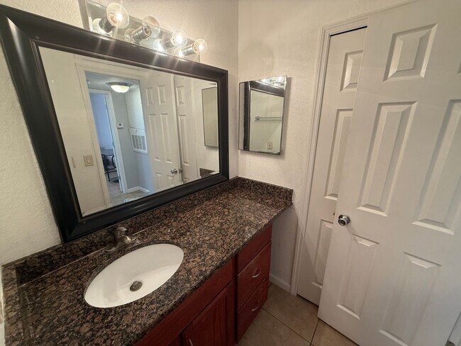 Building Photo - Adorable 1 Bed 1 Bath Winter Park Condo