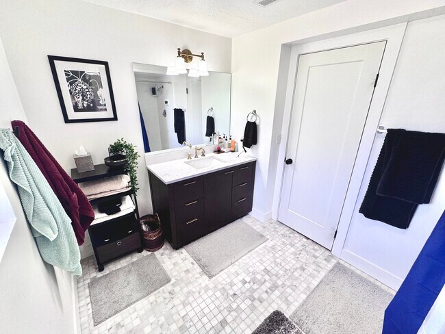 Building Photo - 2701 Sky View Dr