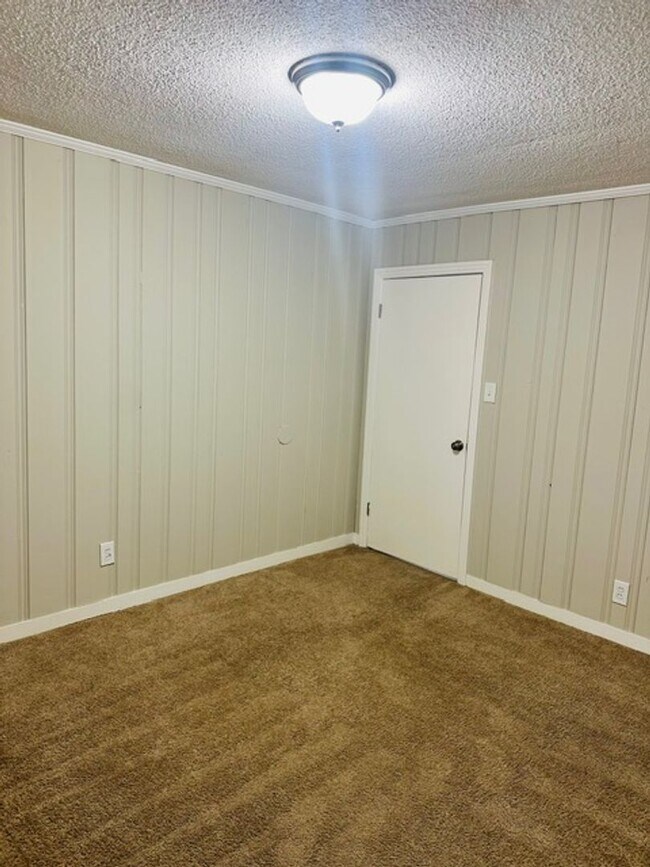 Building Photo - ** 5 Bed 2 Bath located in County Downs** ...
