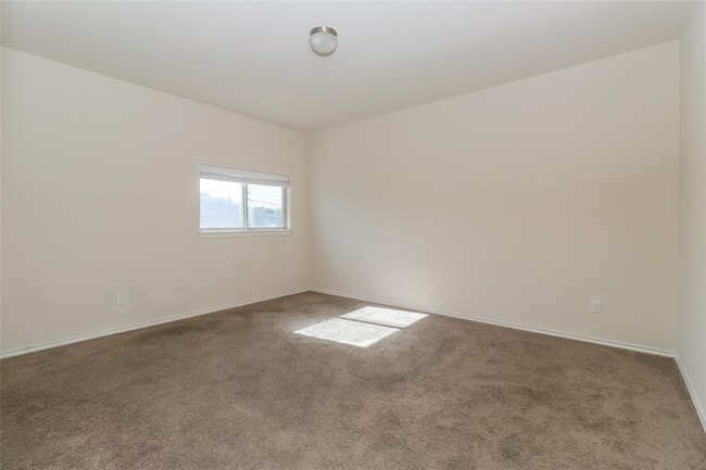 Building Photo - 2105 Town Centre Dr