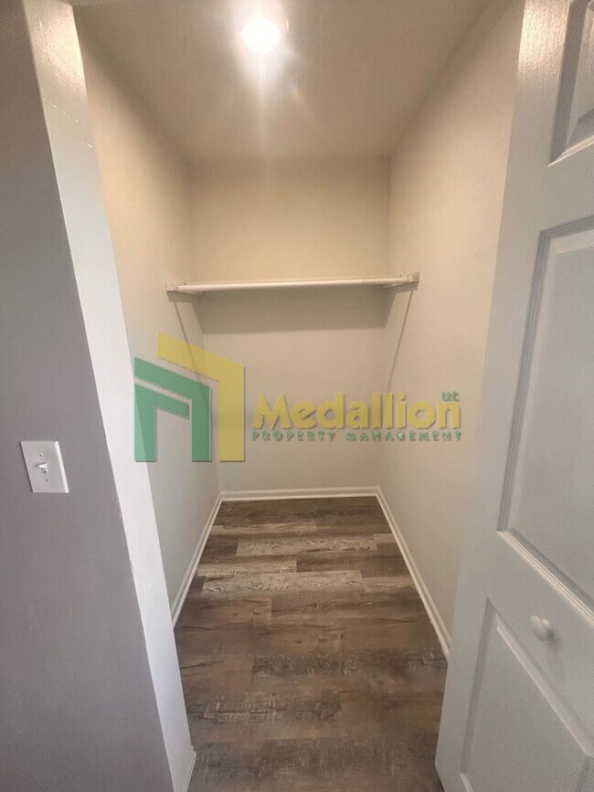 Building Photo - 5954 S Maplewood Ave
