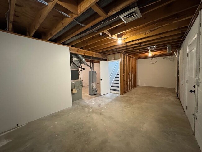 Building Photo - 2205 Hathaway Dr