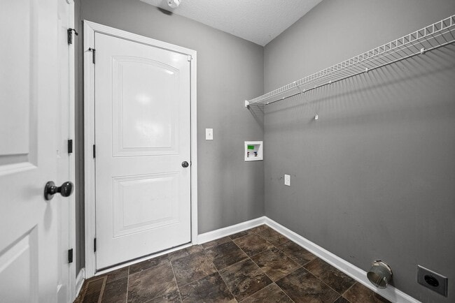 Building Photo - Pet Friendly Three Bedroom!