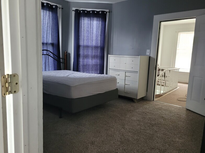 Building Photo - 65 Center St