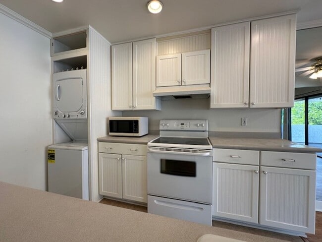 Building Photo - Westlake Village Upper Unit in Village Gre...