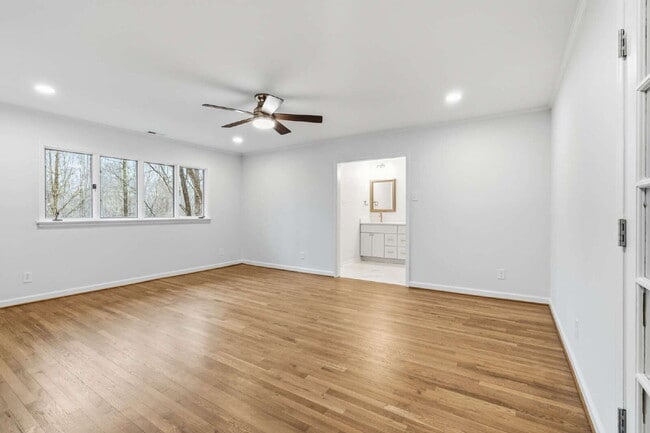 Building Photo - Spacious and Unique 5-Bedroom Home in Chapel Hill!