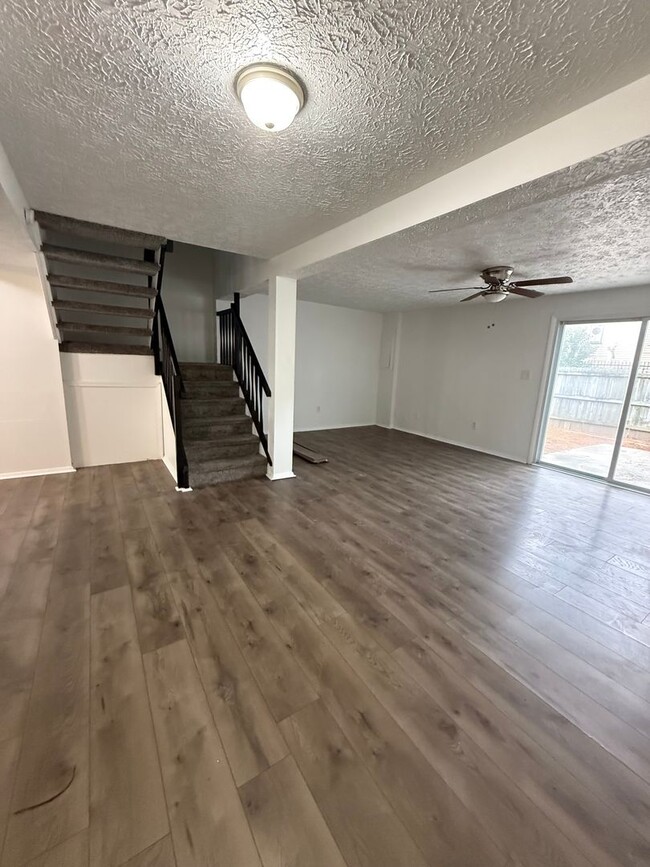 Building Photo - 3-Bedroom, 1.5 Bathroom Townhome at Magrud...