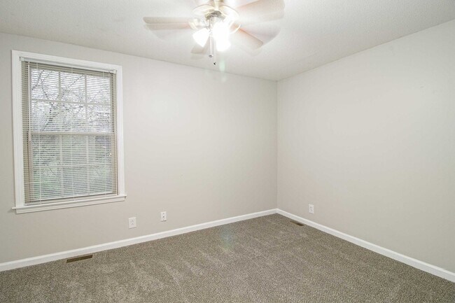 Building Photo - 812 Golf View Pl