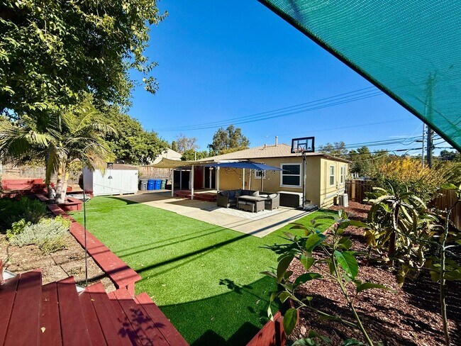 Building Photo - 3 Bedroom 1 bath single story home with solar!