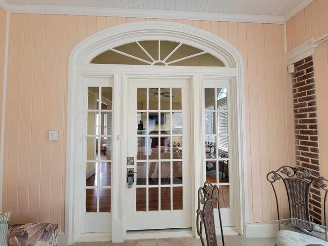 Building Photo - Historic home 2/1 for rent! Fully furnished