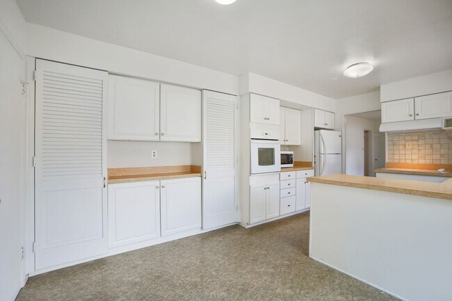 Building Photo - A 4 BEDROOM 2.5 BATH DREAM COME TRUE IN POINTER RIDGE AT COLLINGTON!