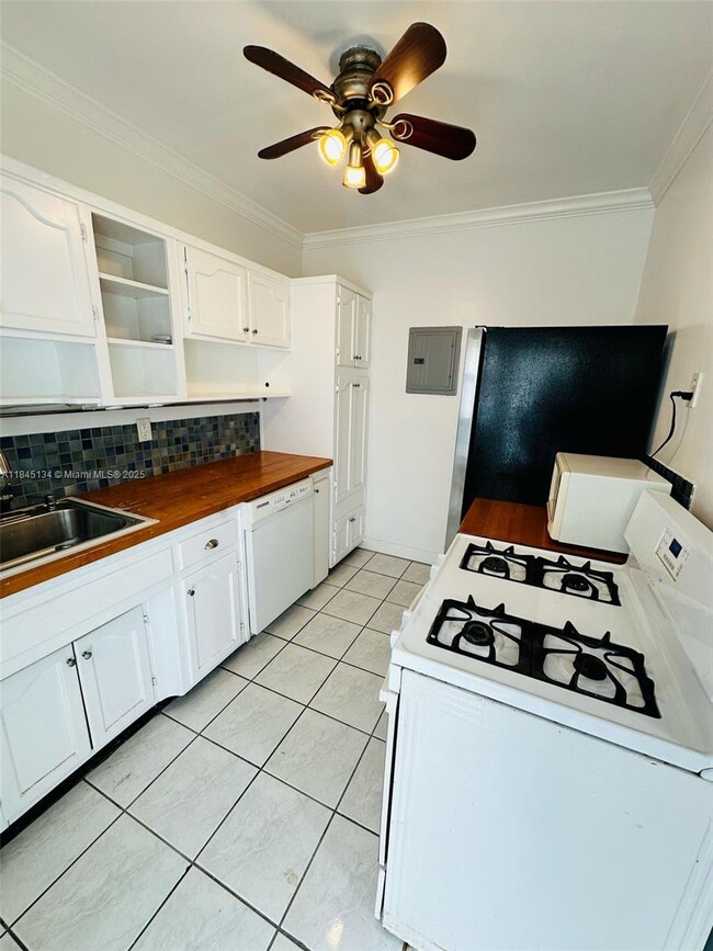 Building Photo - 9281 W Bay Harbor Dr