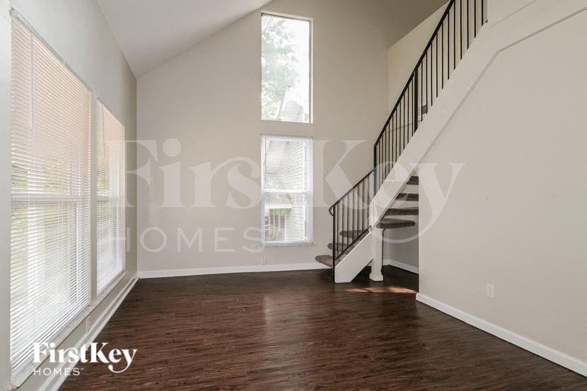 Building Photo - 455 Down Hill Dr