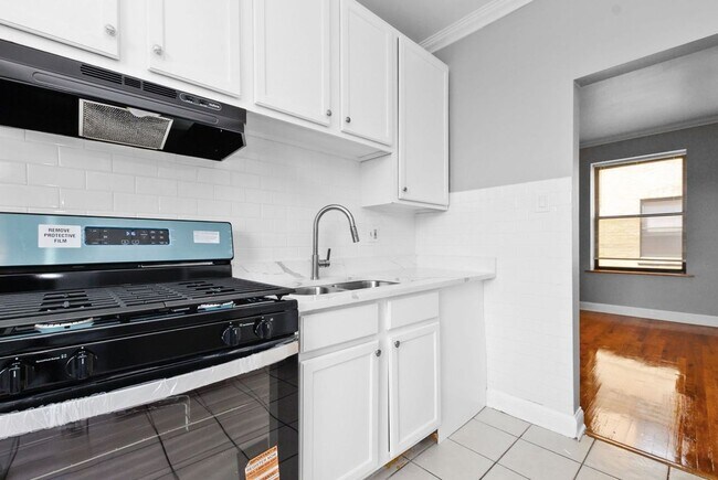 Building Photo - Two Bedroom Unit in South Shore