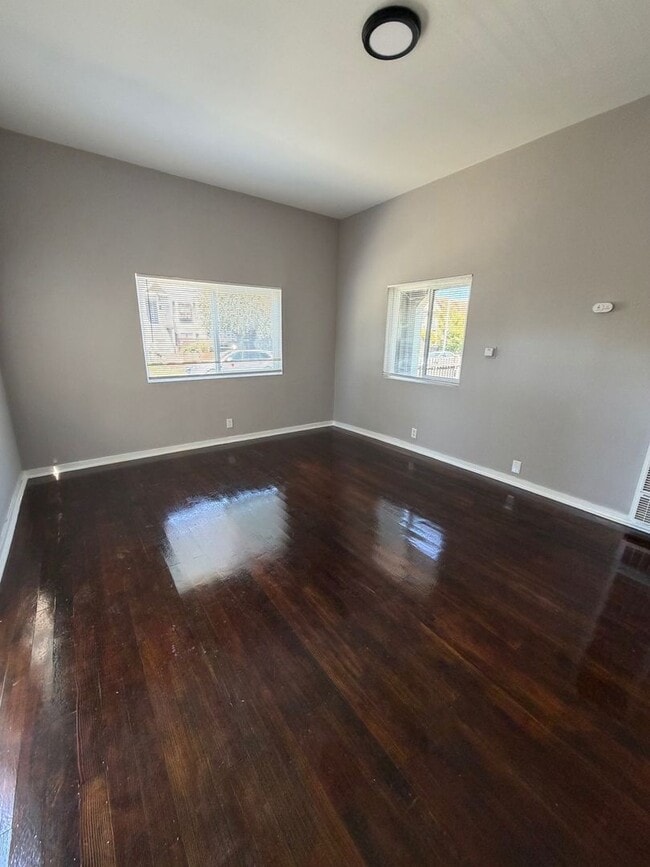 Building Photo - 3 Bedroom, 2 Bath Unit