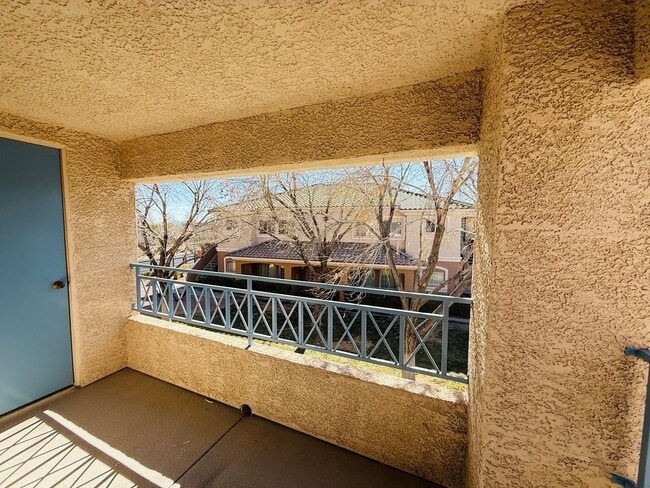 Building Photo - Recently Updated Condo-Available Soon!