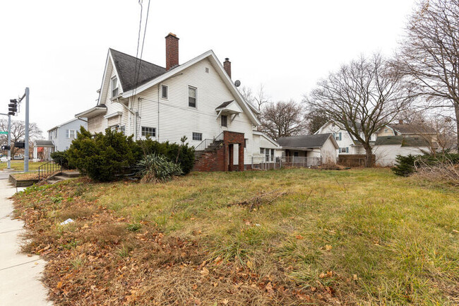 Building Photo - 4301 Douglas Rd