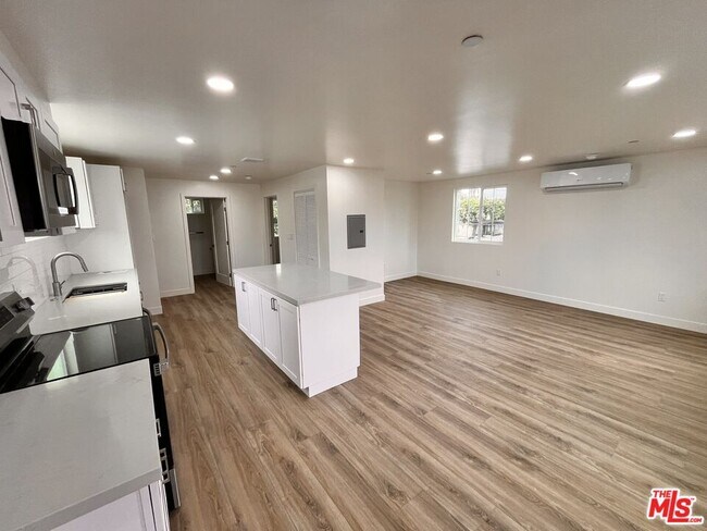 Building Photo - 498 E 52nd St