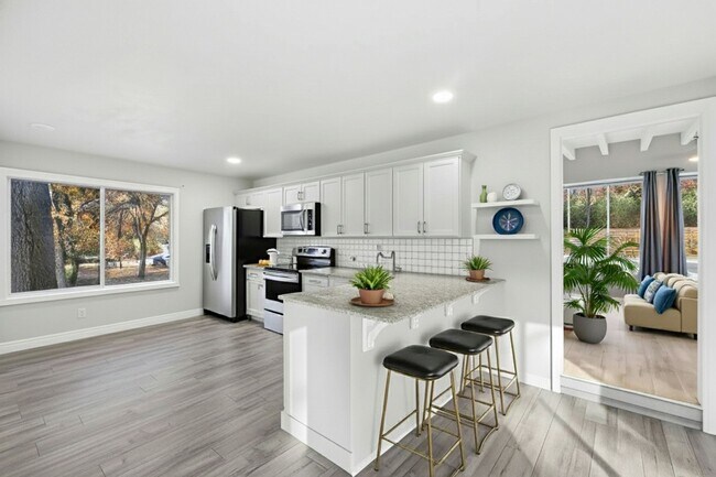 Building Photo - Gorgeous 5 bedroom, 2.5 bath House on a .88 Acre Lot in Fort Smith!