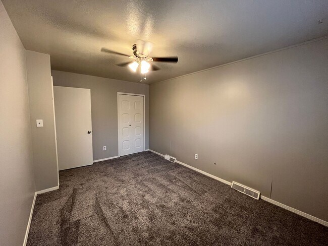 Building Photo - 3 bed 2 bath townhouse - Great Location