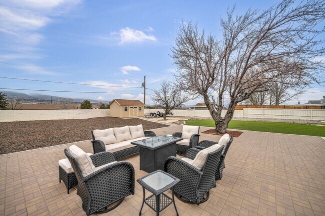 Building Photo - FULLY FURNISHED MOUNTAIN VIEW RETREAT with HOT TUB, RV PARKING & NO HOA