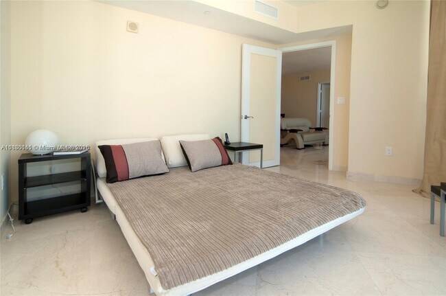 Building Photo - 17201 Collins Ave