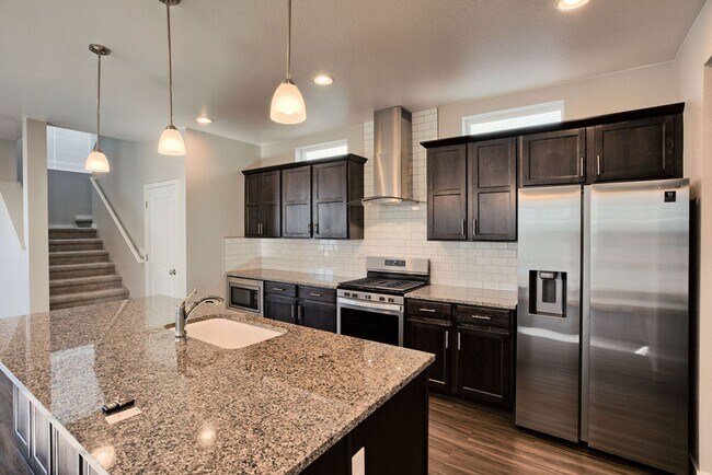 Building Photo - Beautiful 3 Bedroom Townhome in Mosaic