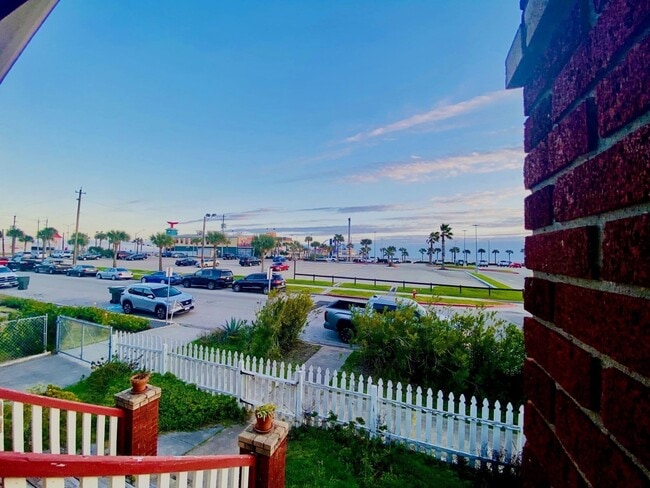 Building Photo - 2528 Avenue Q 1/2 Ave