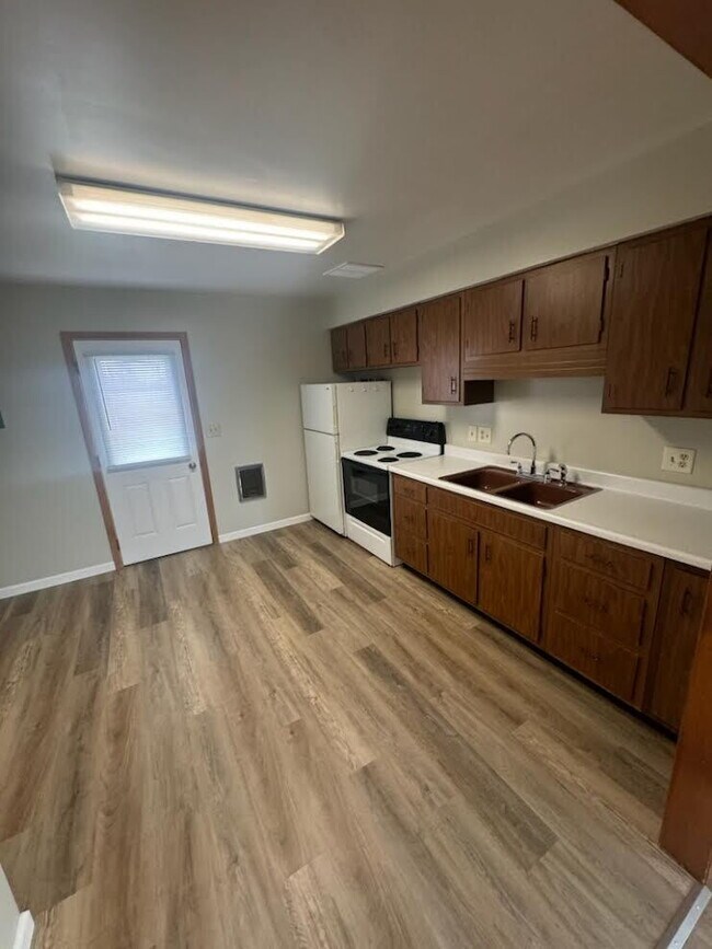 Building Photo - 2 Bed Single Level Apartment