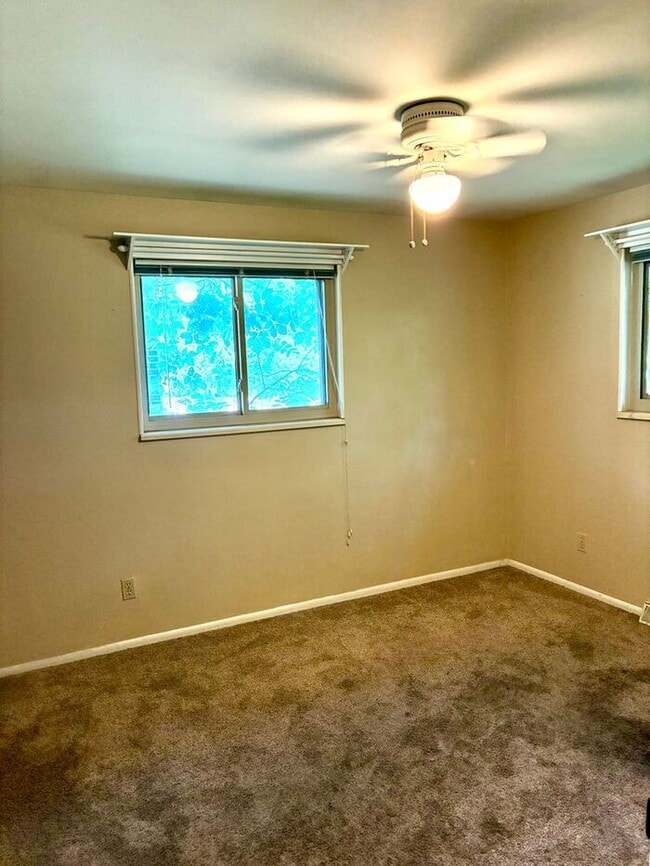 Building Photo - 4 Bedroom, 2 Bathroom Ranch
