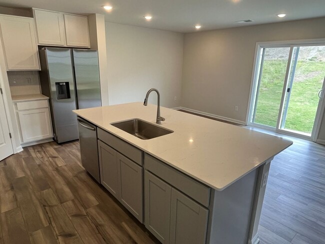 Building Photo - COMING AUGUST 2026!!! Newer 4 Bed Home in University Area