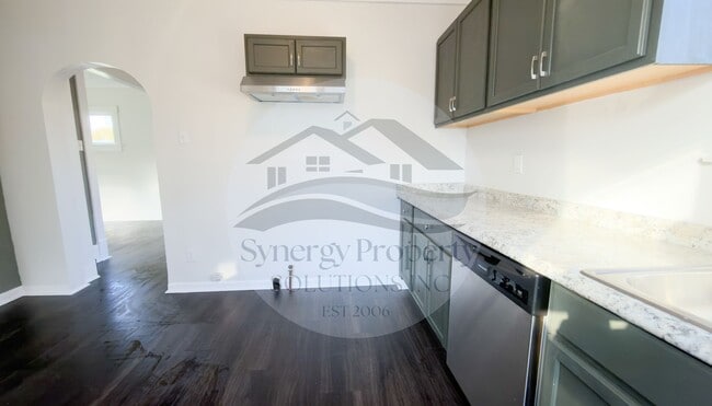 Building Photo - Crestline Home Available Now