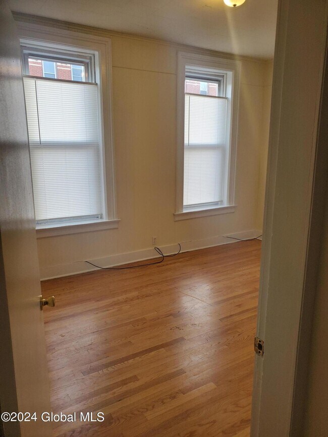 Building Photo - 1833 3rd Ave