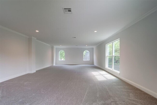 Building Photo - 818 Silvergate Dr