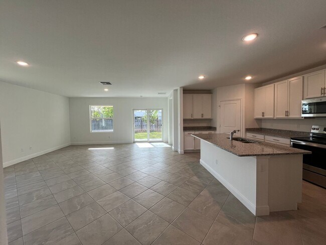 Building Photo - Annual Rental in Port St Lucie