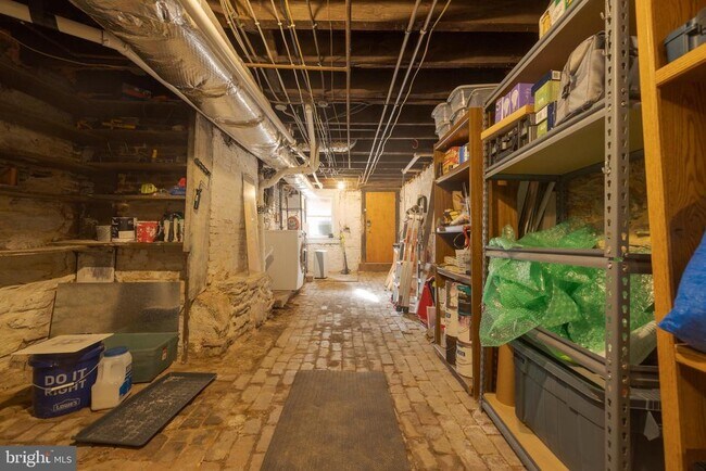 Building Photo - 835 Wellington St