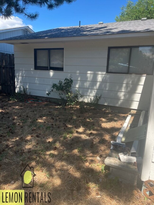 Building Photo - 3 bedroom house in Oroville $1,200/month