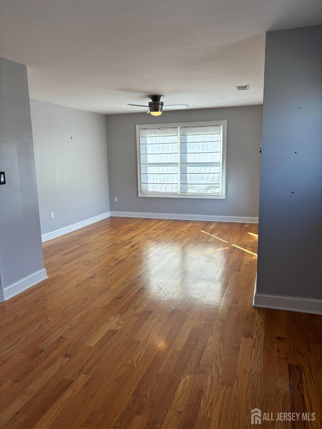 Building Photo - 112 N Broadway