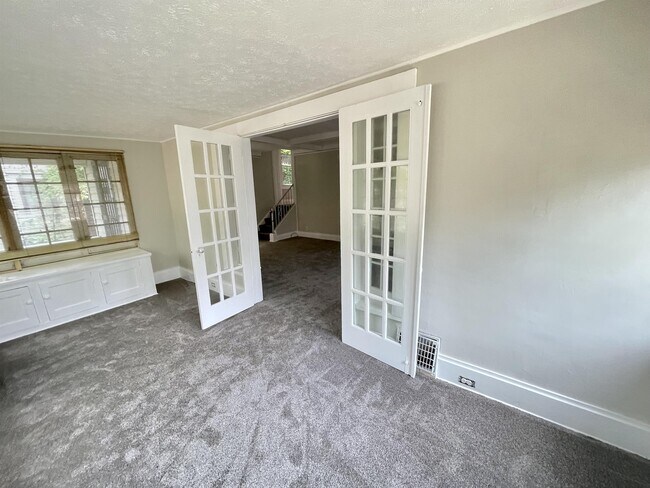 Building Photo - 825 Elmore Ave