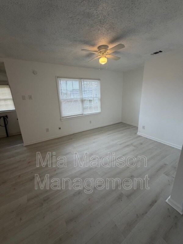 Building Photo - 1518 Heron St