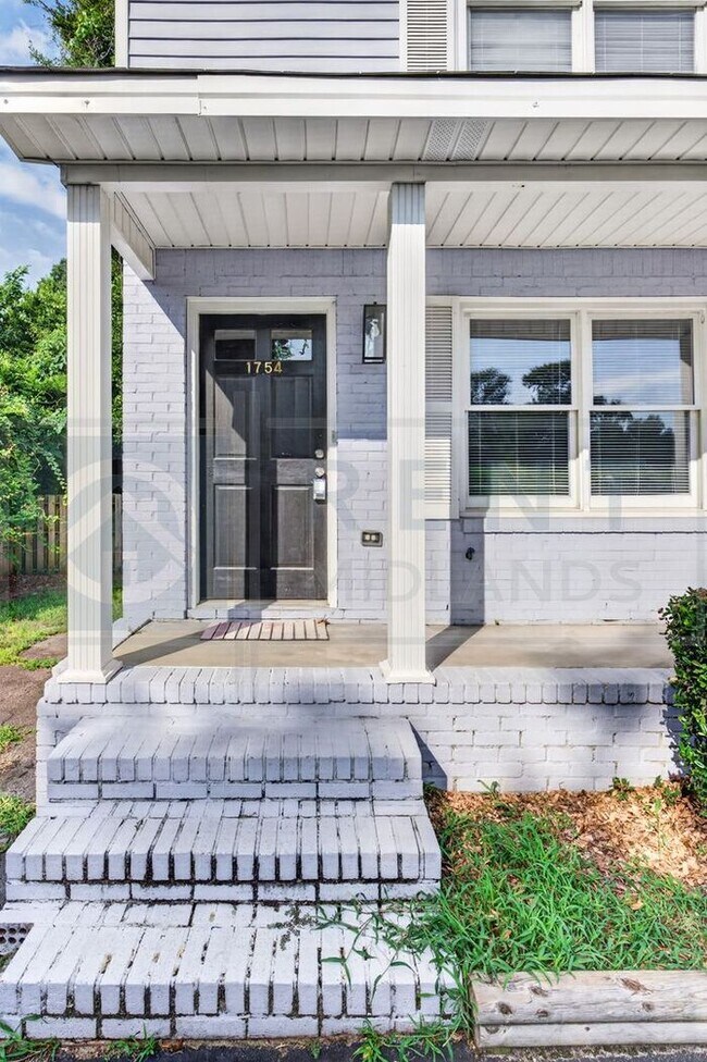 Building Photo - Easy Access to I-77 & Knox Abbott in Cayce!
