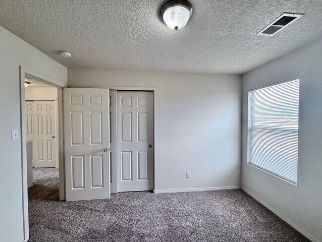 Building Photo - 4 bedroom 2.5 bath home-New Flooring
